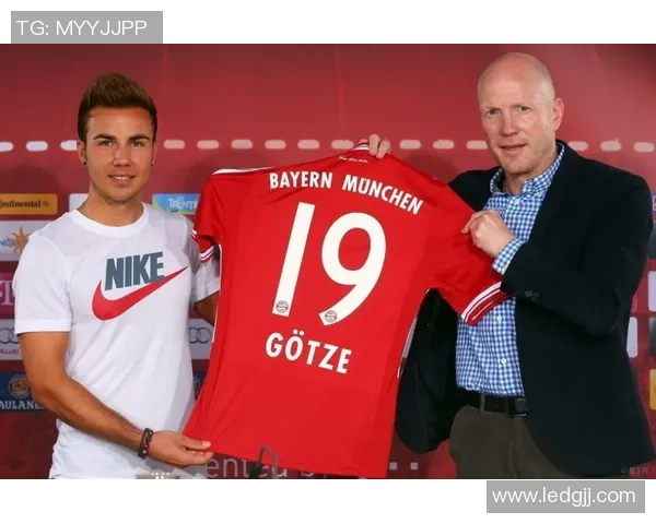 球星温情赠送签名球衣与足球引发球迷热烈互动与感动时刻