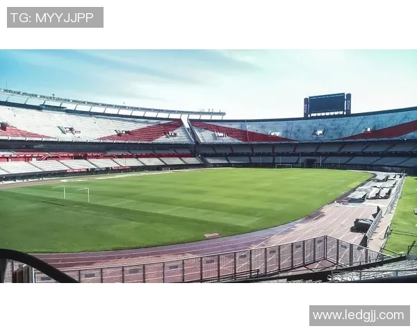 绿色赛场上的足球传奇之星壁纸,感受绿茵场的无尽激情与活力 绿色赛场上的足球传奇之星壁纸,感受绿茵场的无尽激情与活力