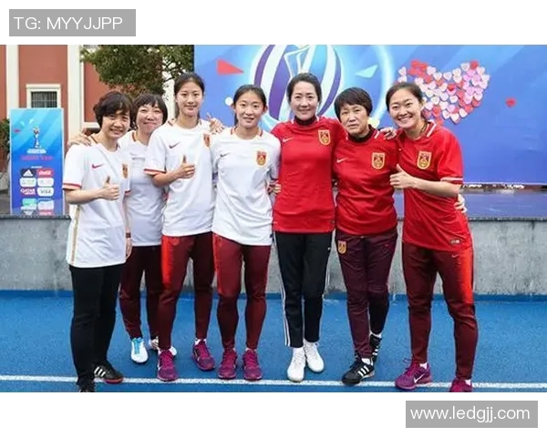 和女足球星合照的她是谁 揭开神秘人物背后的故事与身份