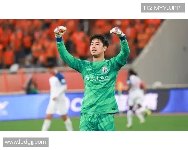 昔日长发飘逸巨星突然剪短发引球迷热议球场形象大变 昔日长发飘逸巨星突然剪短发引球迷热议球场形象大变