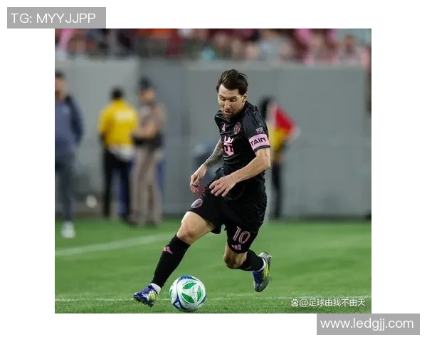 球星休假期间的足球生活趣闻与幕后故事大揭秘 球星休假期间的足球生活趣闻与幕后故事大揭秘