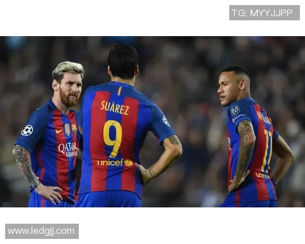 巴萨球星携手孩子亲临足球队训练场展现父子情深与足球梦想