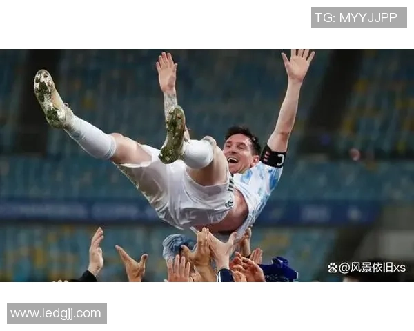 足球明星背后的故事：从草根到巨星，他们如何在赛场上拼搏与突破